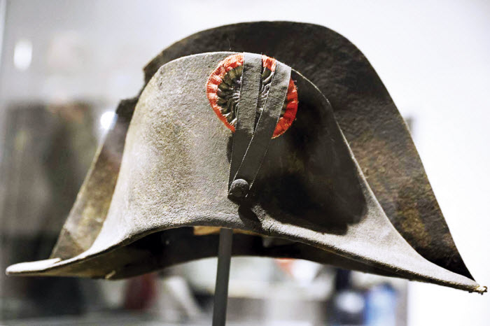  قبعة لنابليون بونابارت للبيع في مزاد بالعاصمة الفرنسية